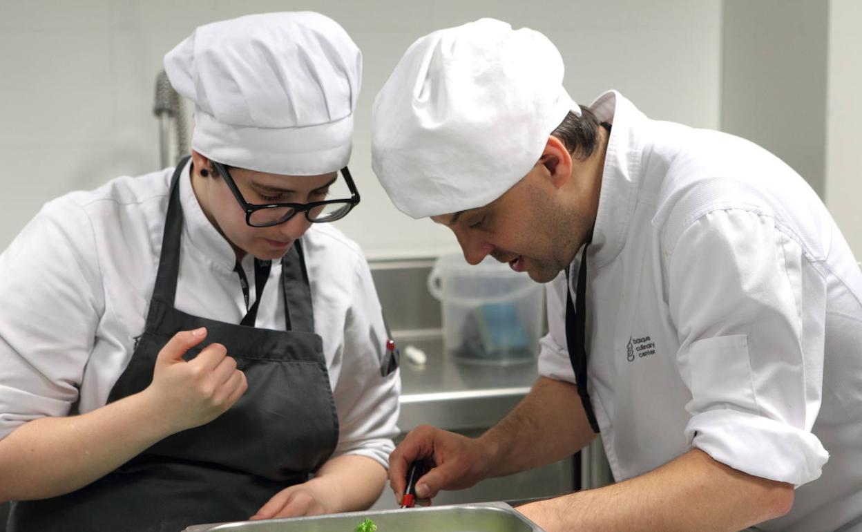 Gastronomia eta Sukaldaritzako Arteen graduko eta zortzi masterretako ikasleek pixkanaka ohiko egoera batera itzultzea bilatuko dute.