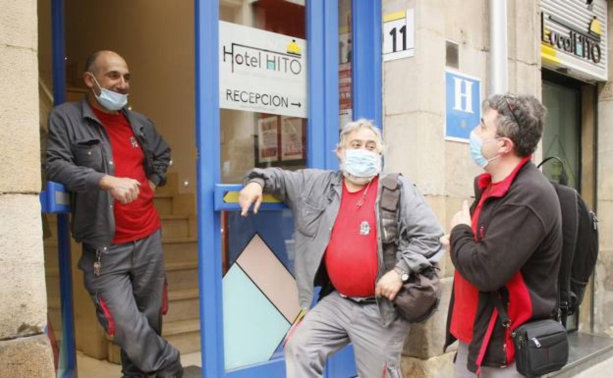 Gabriel, Rafael y Benjamín llegaron desde Valencia para trabajar algunos días en Jundiz. 