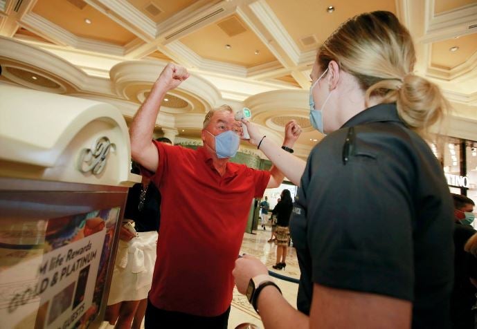 Los casinos de Las Vegas recuperan poco a poco la normalidad. Las ruletas vuelven a girar mientras los jugadores vigilan sus apuestas con mascarillas en el rostro y rodeados de medidas de seguridad para prevenir el contagio de la Covid-19 durante el juego.