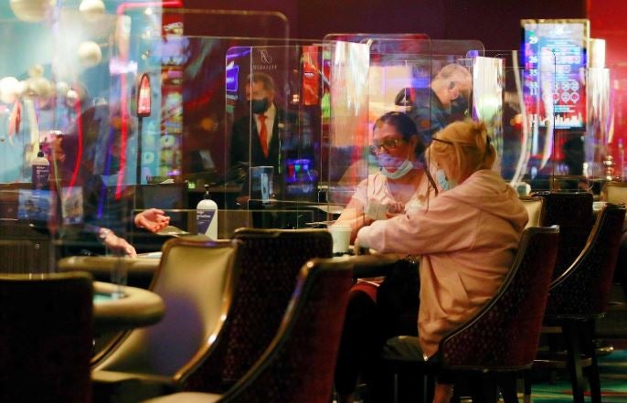 Los casinos de Las Vegas recuperan poco a poco la normalidad. Las ruletas vuelven a girar mientras los jugadores vigilan sus apuestas con mascarillas en el rostro y rodeados de medidas de seguridad para prevenir el contagio de la Covid-19 durante el juego.