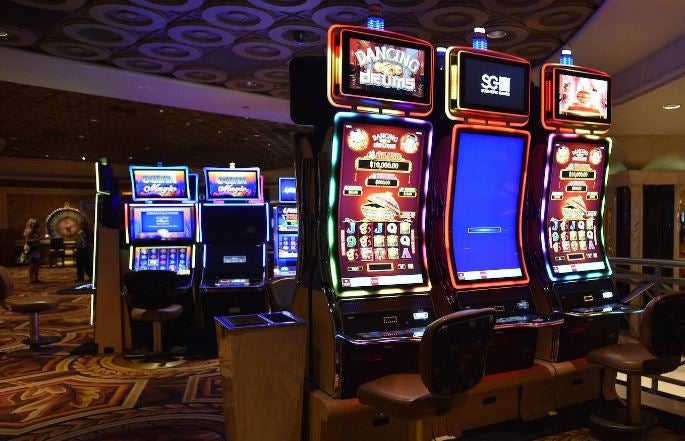 Los casinos de Las Vegas recuperan poco a poco la normalidad. Las ruletas vuelven a girar mientras los jugadores vigilan sus apuestas con mascarillas en el rostro y rodeados de medidas de seguridad para prevenir el contagio de la Covid-19 durante el juego.