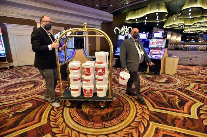 Los casinos de Las Vegas recuperan poco a poco la normalidad. Las ruletas vuelven a girar mientras los jugadores vigilan sus apuestas con mascarillas en el rostro y rodeados de medidas de seguridad para prevenir el contagio de la Covid-19 durante el juego.