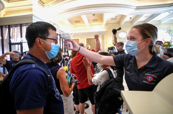 Los casinos de Las Vegas recuperan poco a poco la normalidad. Las ruletas vuelven a girar mientras los jugadores vigilan sus apuestas con mascarillas en el rostro y rodeados de medidas de seguridad para prevenir el contagio de la Covid-19 durante el juego.