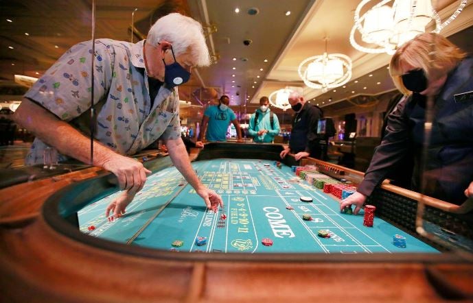Los casinos de Las Vegas recuperan poco a poco la normalidad. Las ruletas vuelven a girar mientras los jugadores vigilan sus apuestas con mascarillas en el rostro y rodeados de medidas de seguridad para prevenir el contagio de la Covid-19 durante el juego.