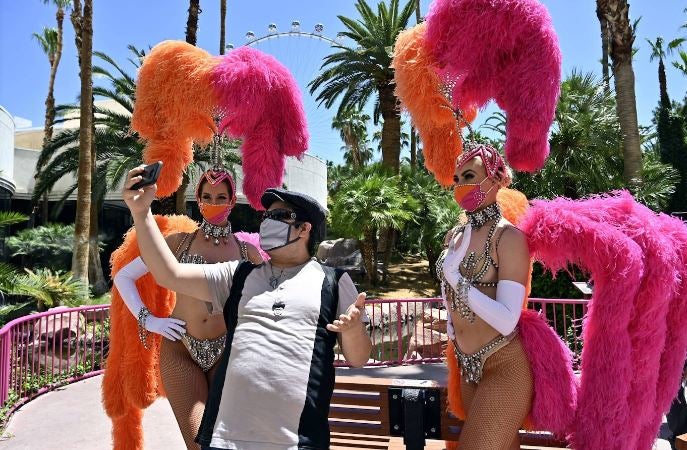 Los casinos de Las Vegas recuperan poco a poco la normalidad. Las ruletas vuelven a girar mientras los jugadores vigilan sus apuestas con mascarillas en el rostro y rodeados de medidas de seguridad para prevenir el contagio de la Covid-19 durante el juego.