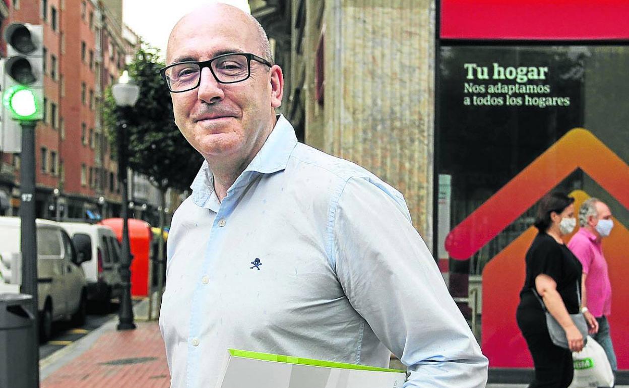 Tesán posa bajo la sede del Colegio, junto a la Plaza Euskadi. 