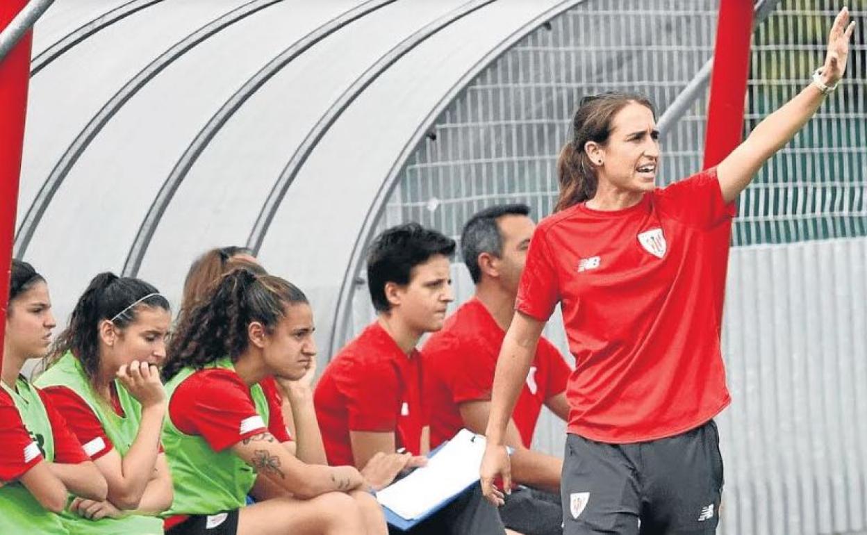 Iraia da instrucciones a sus jugadoras durante un partido de esta temporada .