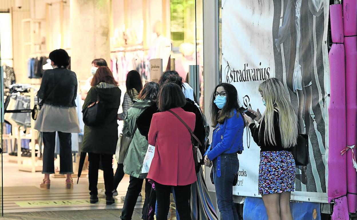 Las tiendas, mercadillos y centros comerciales podrán atender, como máximo, al 60% de su aforo habitual.