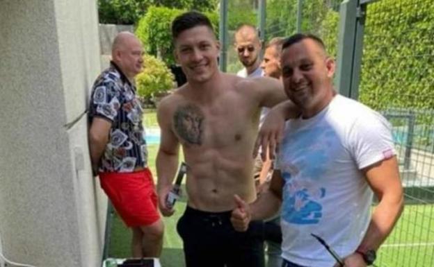 Luka Jovic, de barbacoa con unos amigos. 