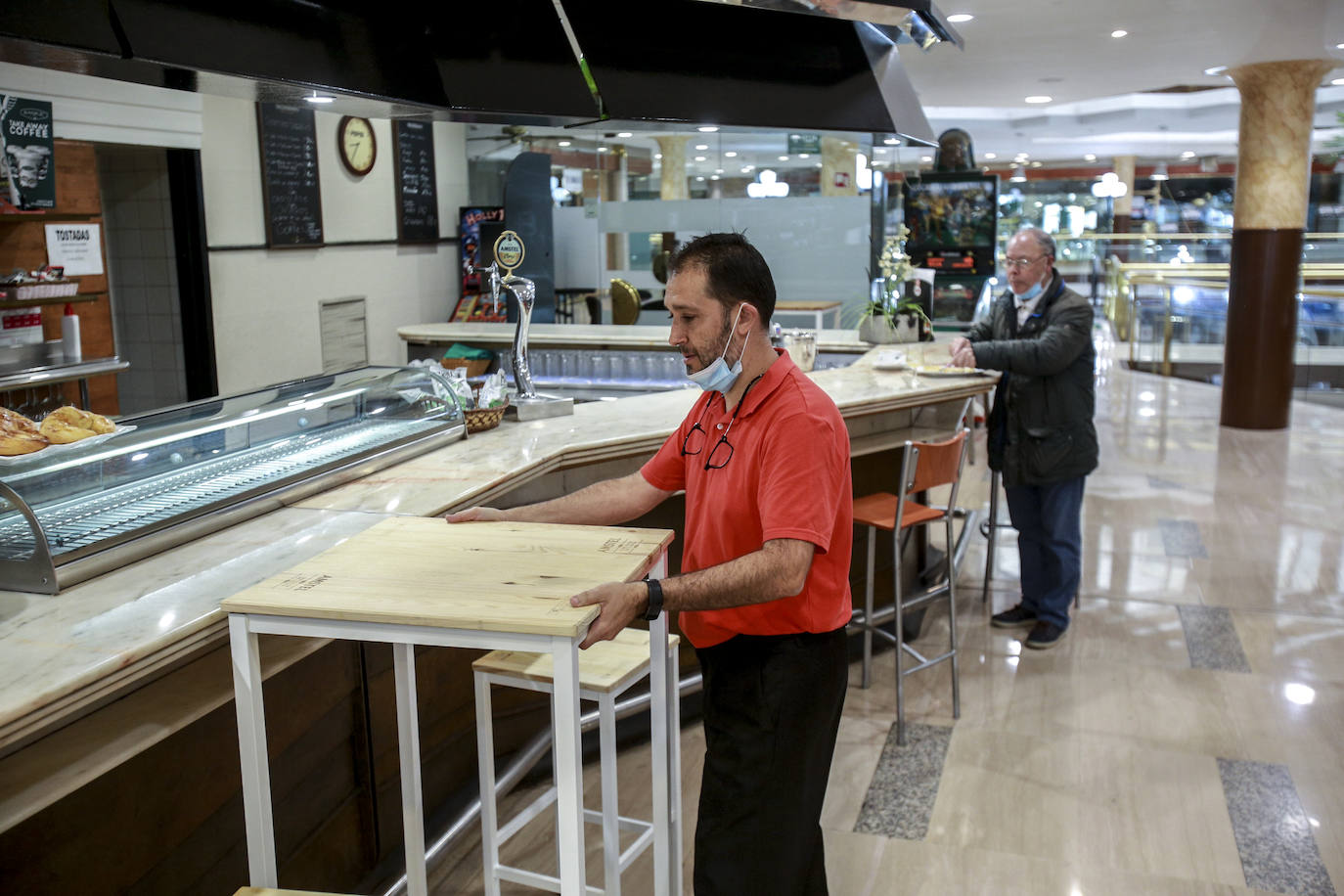 Los bares, como este de Dendaraba, han retomado el contacto con los clientes en la barra. 