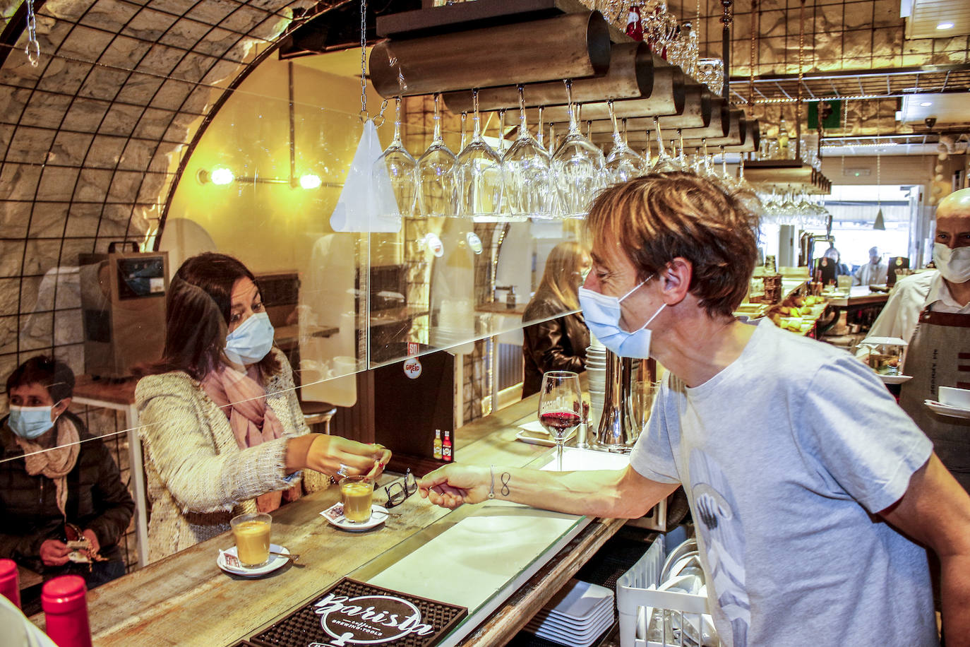 El Pregón ha colocado mamparas para que se mantengan las distancias.