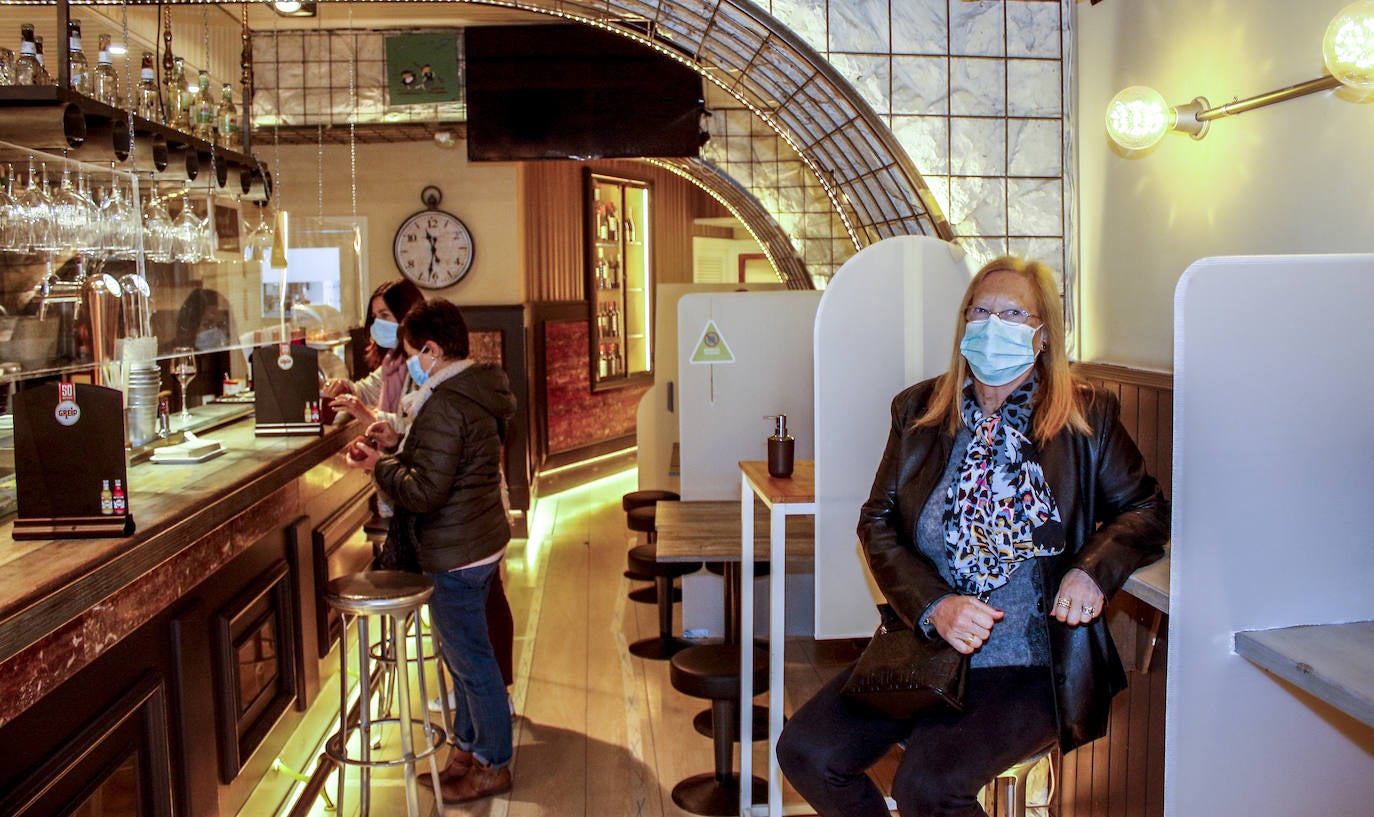 El Pregón ha colocado mamparas para que se mantengan las distancias.