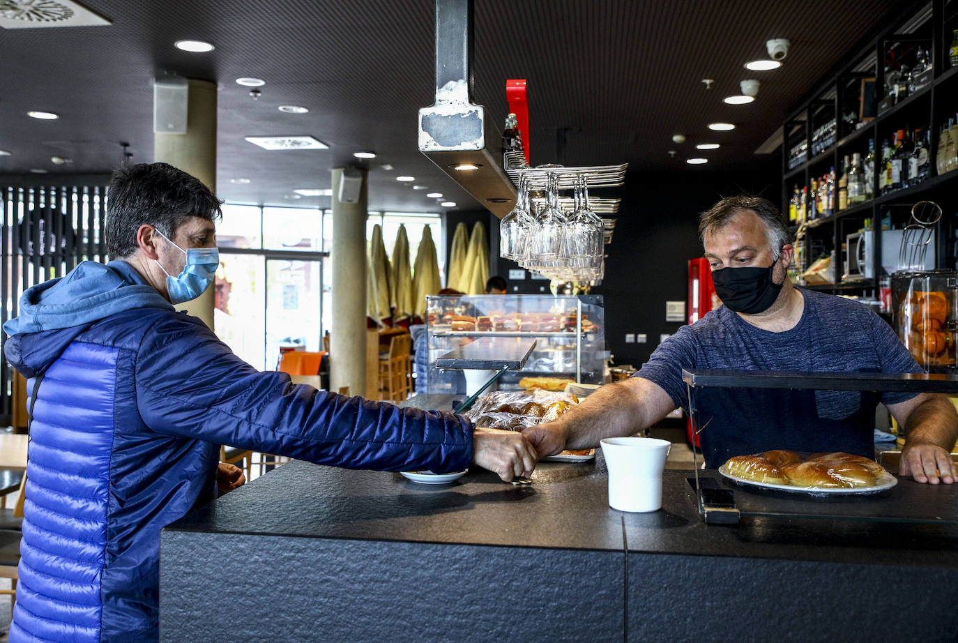 Los bares, como este de la estación de autobuses, han retomado el contacto con los clientes en la barra. 