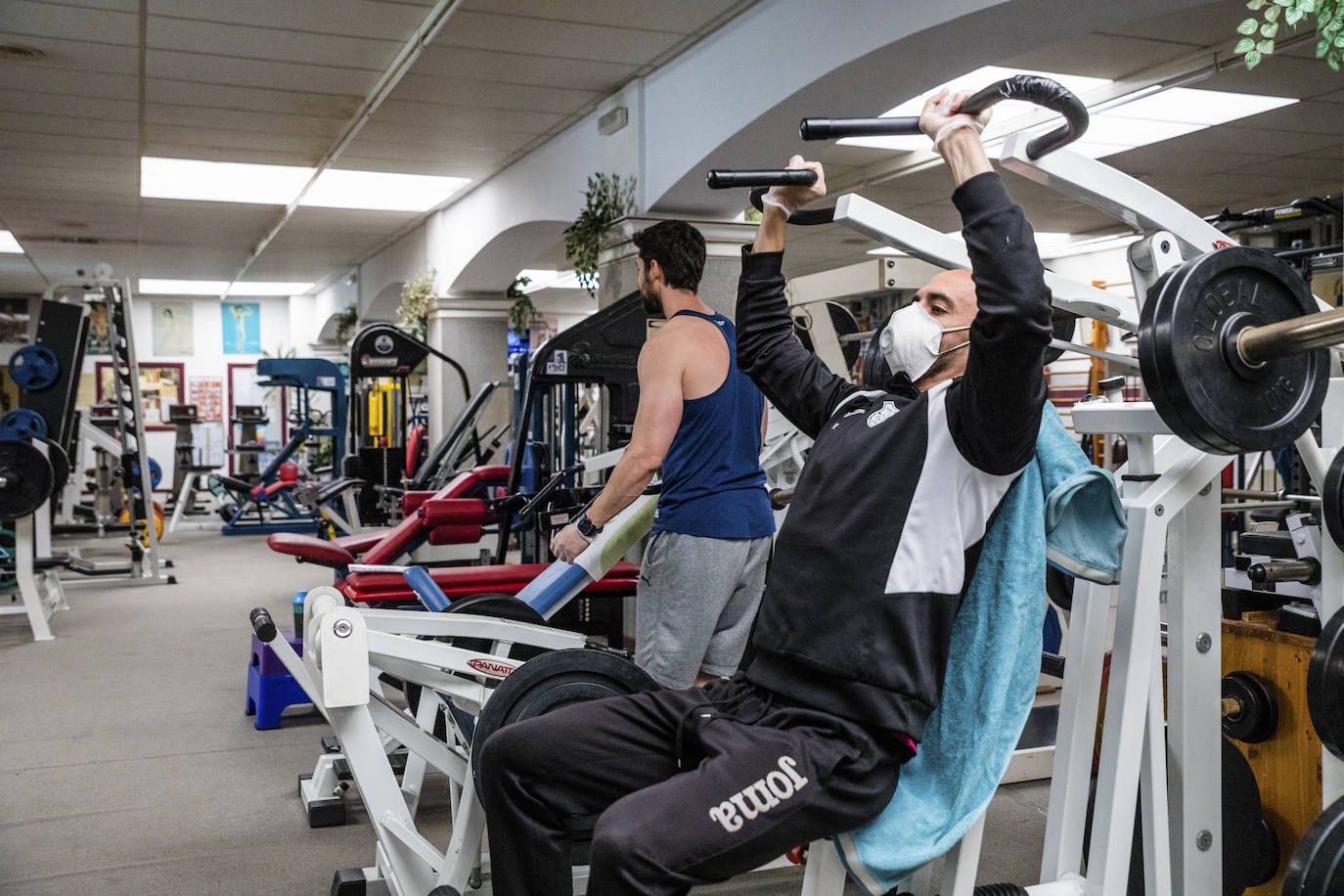 Un usuario se ejercita con mascarilla en el Gimnasio Olympia.