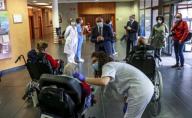 El diputado general, Ramiro González, saluda a tres residentes del centro de mayores Lakua.