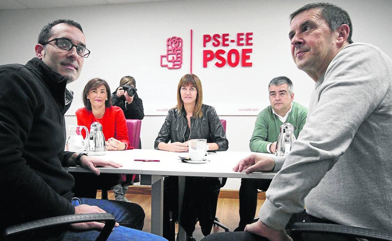 Una delegación del PSE y otra de EH Bildu se reunieron a finales de 2016 para «normalizar» relaciones.