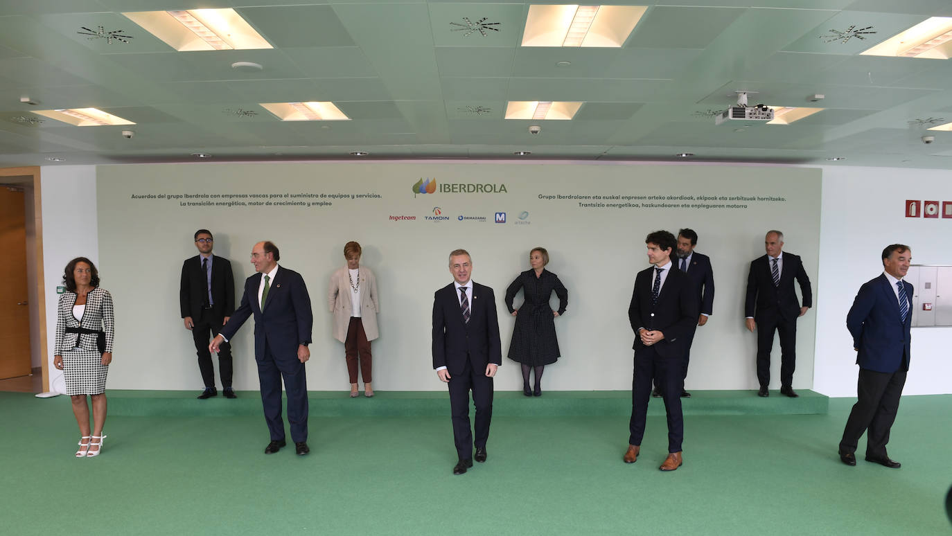 Los protagonistas posaron frente a las cámaras.