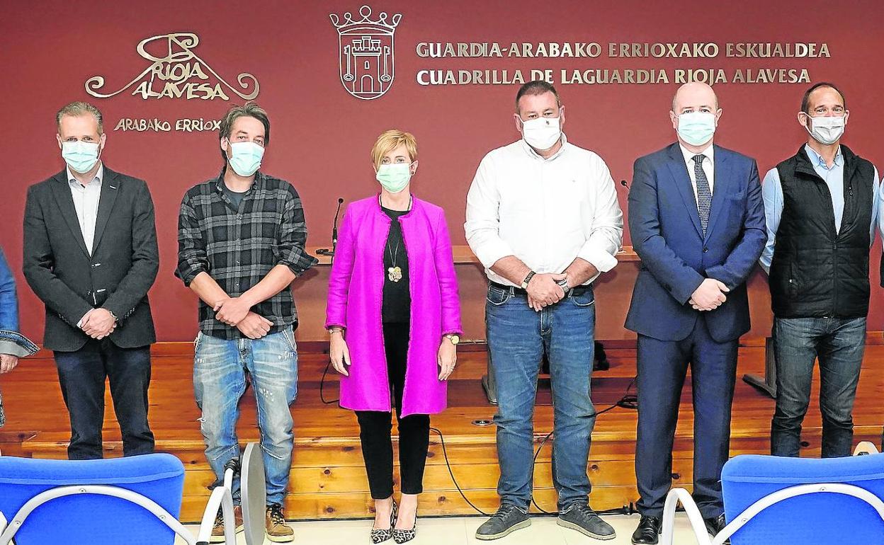 La consejera Tapia, junto a miembros de su equipo, representantes de asociaciones bodegueras y el presidente de la Cuadrilla de Laguardia.
