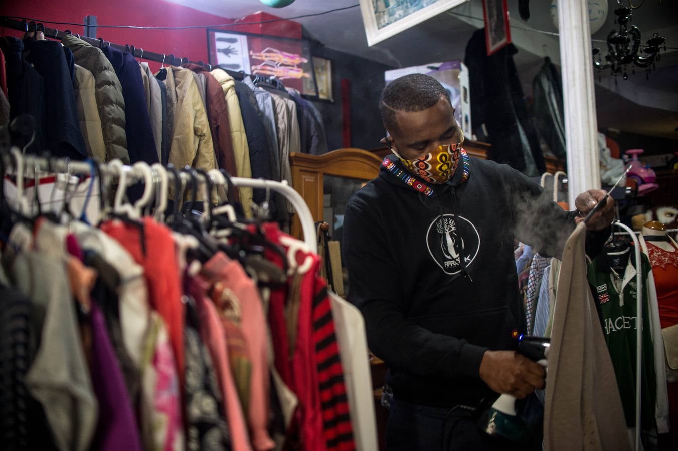 Betto Ribeiro regenta una tienda de ropa de segunda mano en San Francisco.