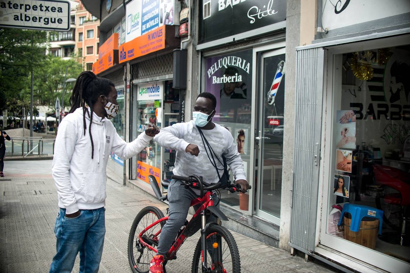 Vienen de diversos países africanos, su lengua común, el castellano.