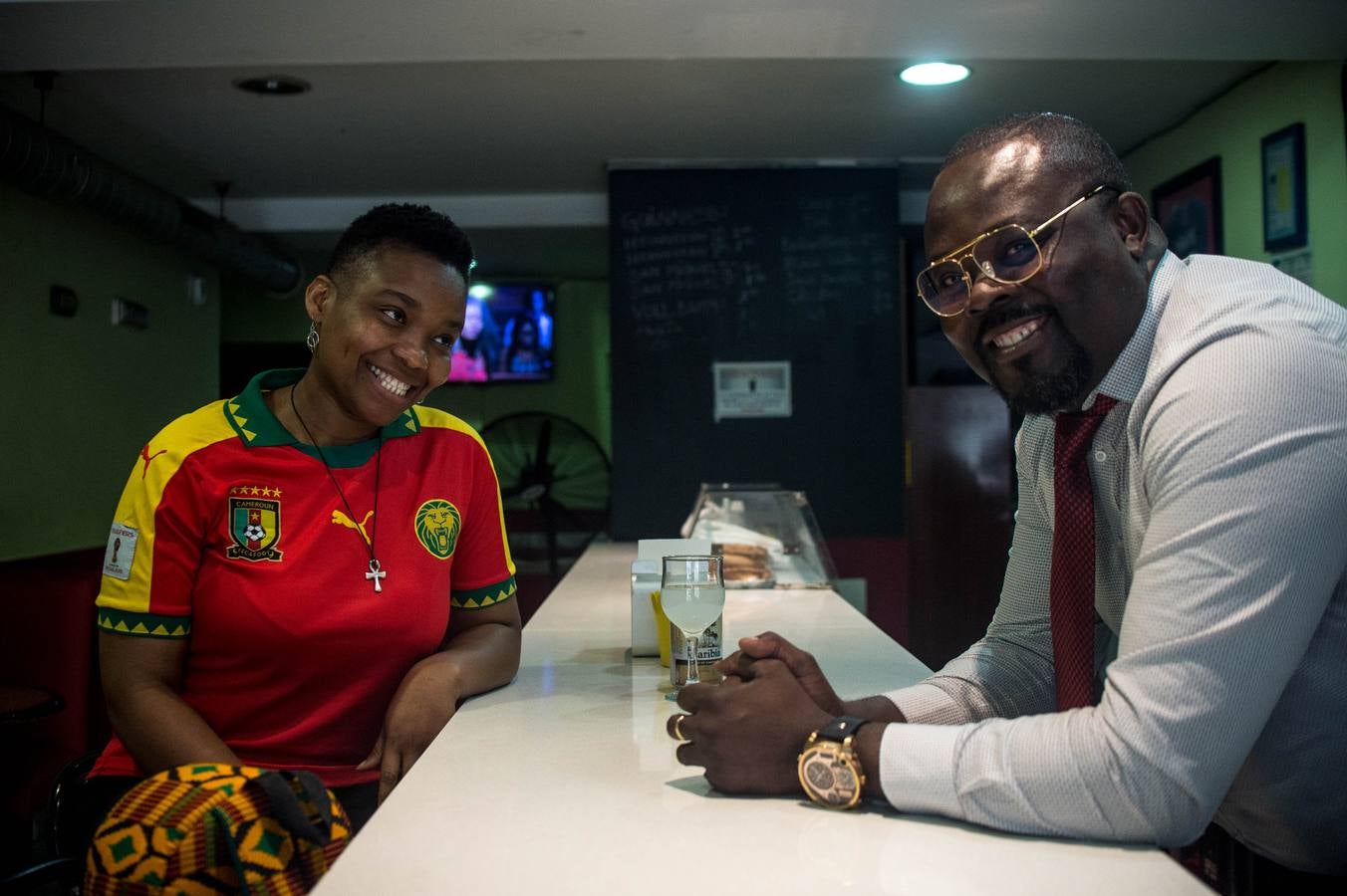 Suzy Ndjom y Nicolás Ngalle en el bar que regenta en San Francisco.