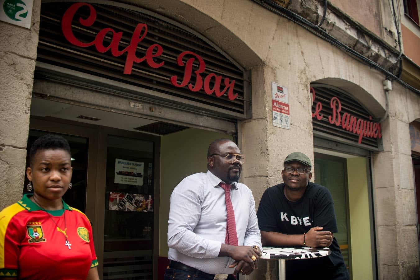 Suzy Ndjom y Nicolás Ngalle en el bar que regenta el junto con un amigo de la familia.