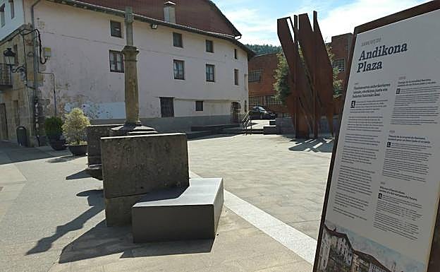 Panel explicativo en la plaza Andikona. 