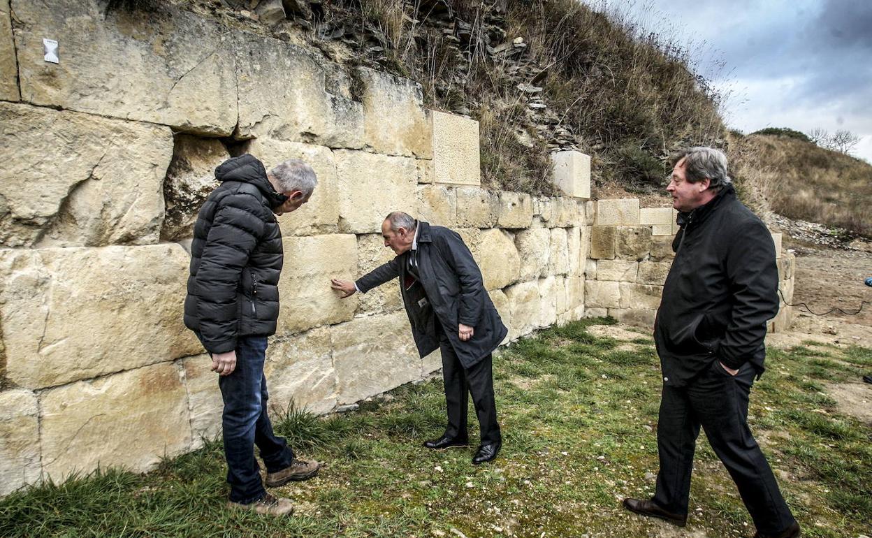 El diputado general, Ramiro González, visita junto al consejero Bingen Zupiria el yacimiento de Iruña Veleia.