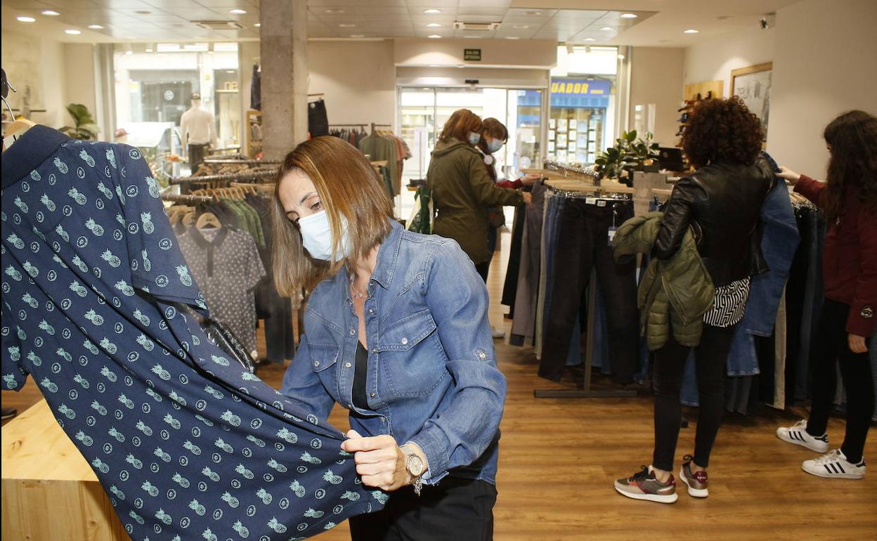 Clientes en una tienda de moda de Vitoria.