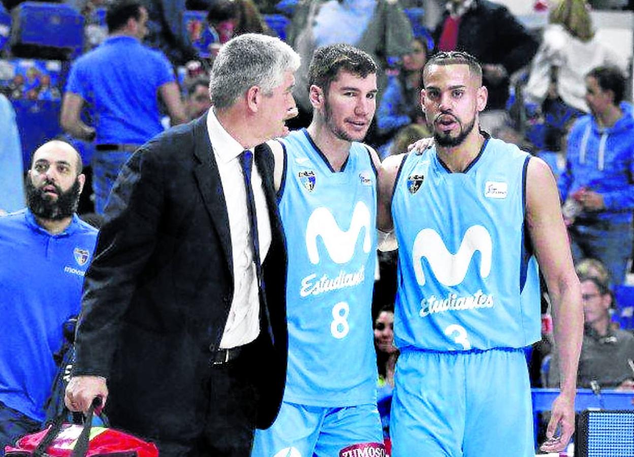 El doctor Pérez Toledano asiste a Darío Brizuela, en un partido del Estudiantes.