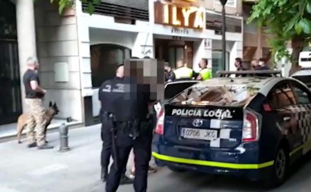 Siete personas acaban atrincheradas durante horas en un pub de Granada tras una fiesta