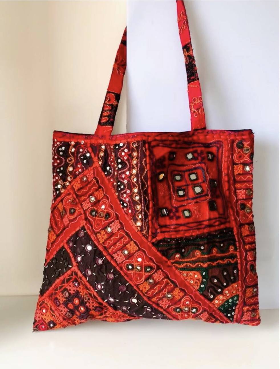 'Tote bag' rojo y negro con detalles de lentejuelas y critales. Un diseño de la firma vizcaína Dossis Design. Pertenece a la línea Custom Vintage de la marca. El modelo se ha confeccionado reutilizando tejidos (25 euros). Se puede comprar en el Instagram de la firma.