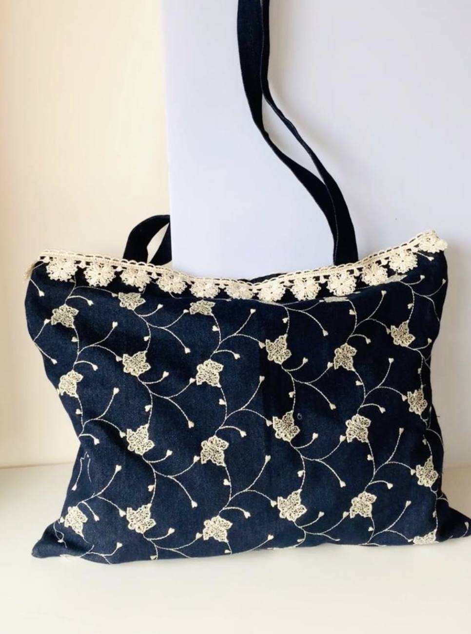 'Tote bag' azul oscuro con detalle de flores bordadas. Un diseño de la firma vizcaína Dossis Design. Pertenece a la línea Custom Vintage de la marca. El modelo se ha realizado reutilizando tejidos (25 euros).