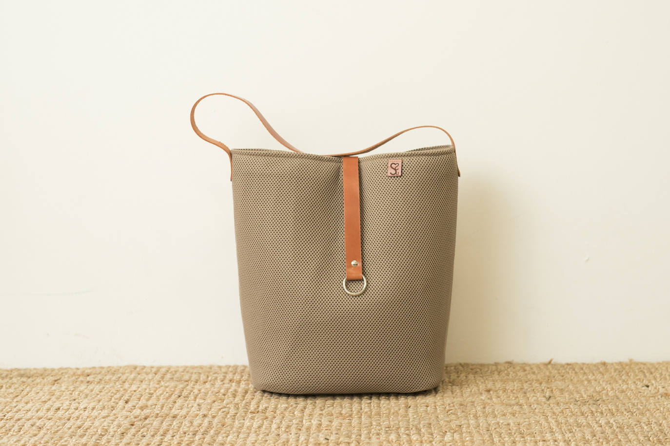 Bolso beige diseñado y producido en tejido técnico por la diseñadora Susana Santos (54 euros). Es muy ligero. Disponibles en la tienda Lotune, ubicada en la calle Carniceria Vieja.