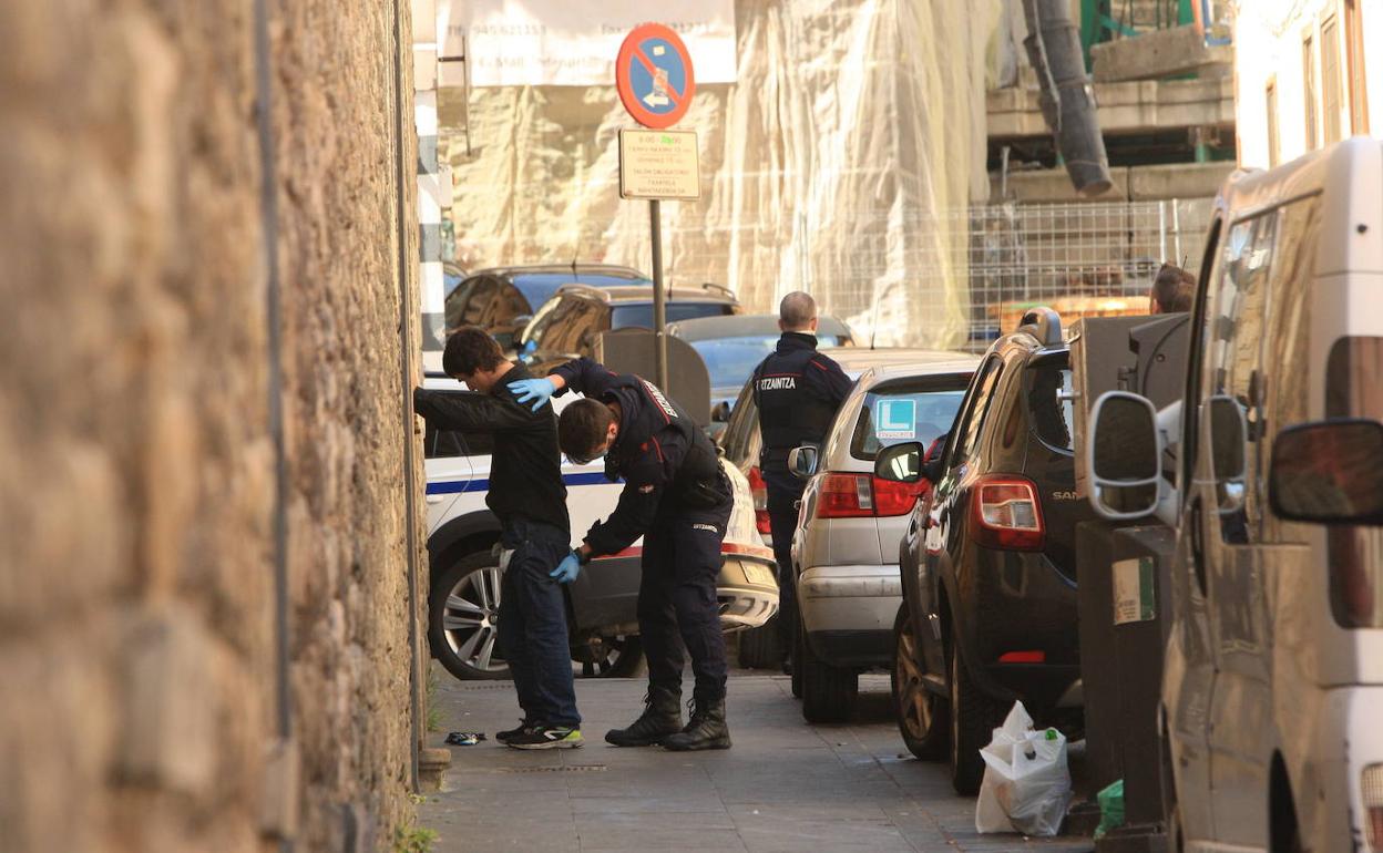 Cacheo de la Ertzaintza en una actuación anterior en Vitoria. 