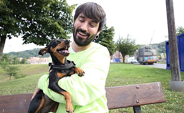 El actor Diego Pérez juega con su perrita Carmen.