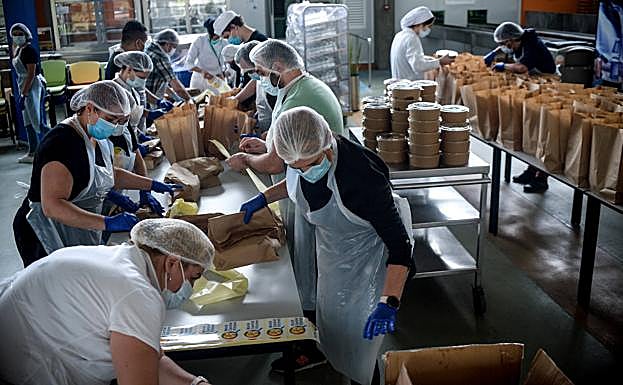 Los voluntarios también participan en el empaquetado 