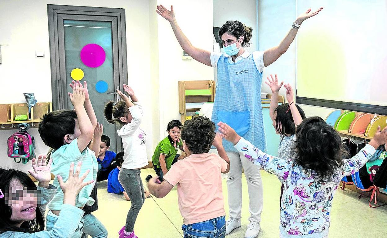 Los niños de la guardería bilbaína Bambino juegan en su primer día de vuelta a las aulas tras un parón de tres meses. 