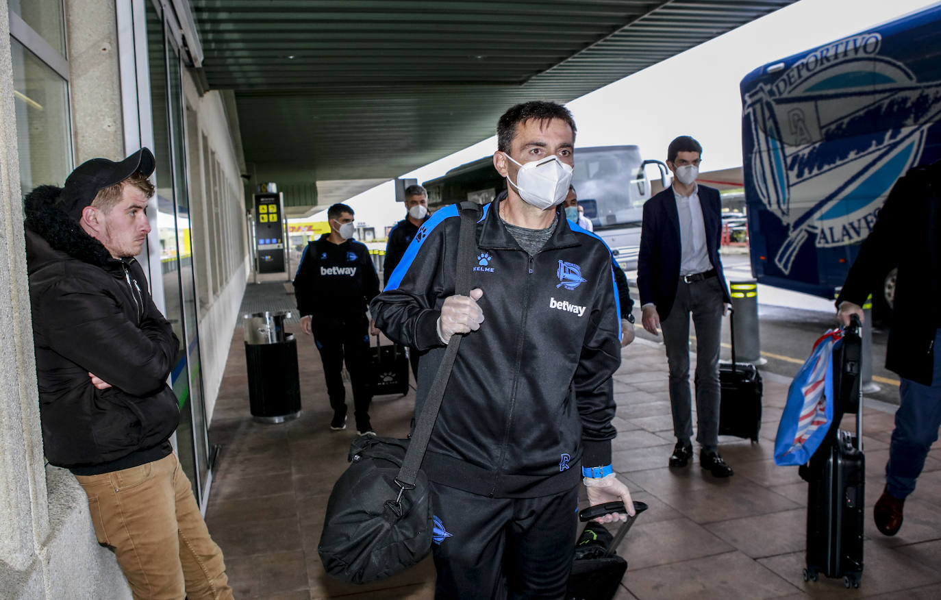 Fotos: El Alavés parte de Foronda rumbo a Barcelona