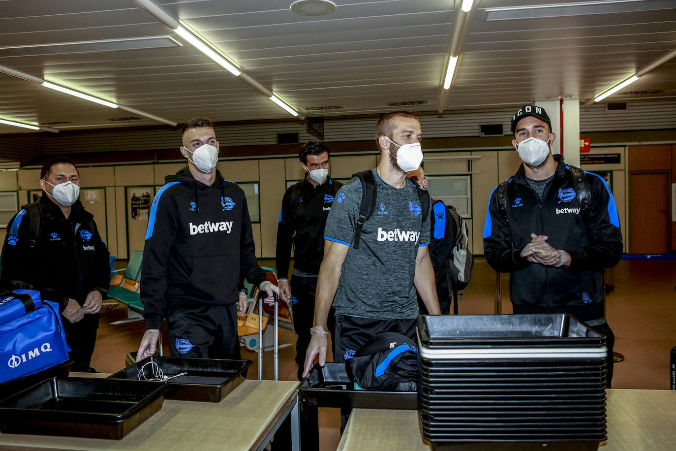 Fotos: El Alavés parte de Foronda rumbo a Barcelona