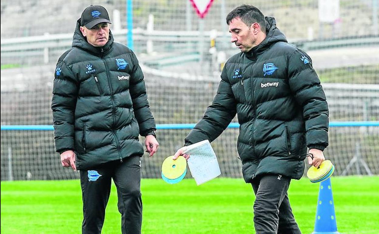 Javi Cabello, junto a Asier Garitano en Ibaia. 