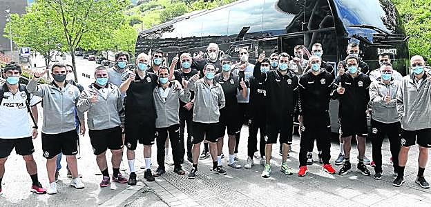 Los 24 expedicionarios del RETAbet Bilbao Basket posan en MIribilla instantes antes de iniciar el viaje en bus a Valencia donde anoche se confinaron.