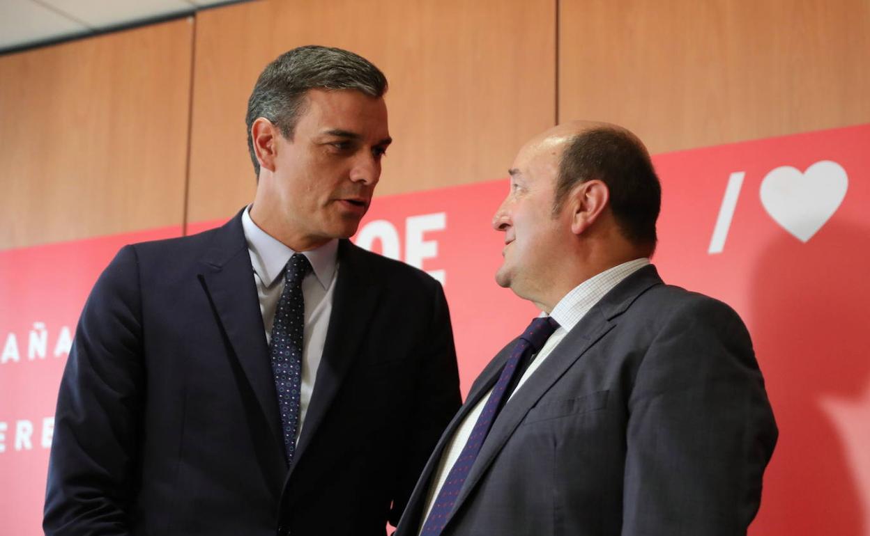 Pedro Sánchez y Andoni Ortuzar, durante un encuentro en la sede del PSOE el pasado año. 