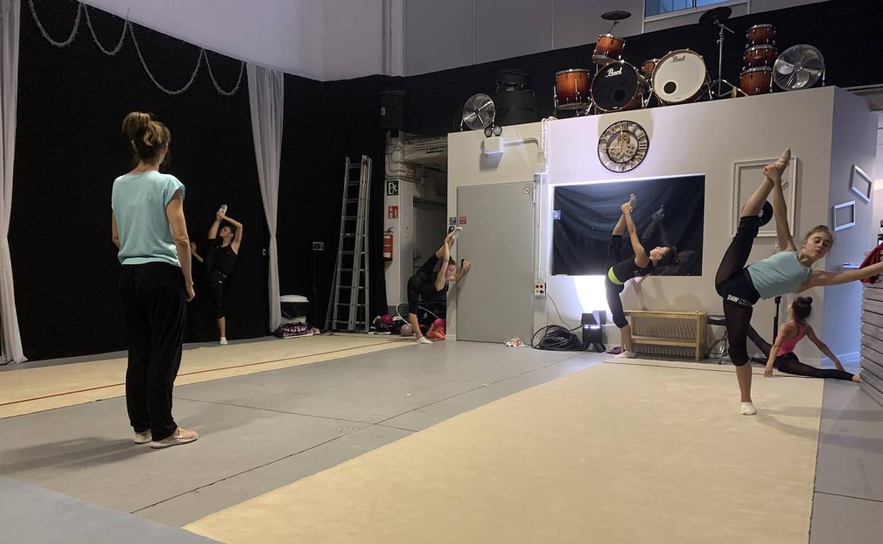 Varias gimnasta ejercitándose en el local alquilado por el club. 