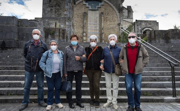 San Antonio de Padua ha congregado a la familia Garate de Abadiño, dispersa por diversos municipios vizcaínos. «San Antonio es nuestro vecino y tenemos que venir si o si», han brindado tras salir de la misa. Han elegido la ceremonia de las once para no arriesgarse a quedarse sin entrar en el templo ya que el aforo estaba limitado a 150 personas.