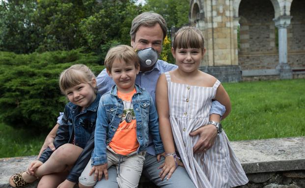 El durangués Jon Legorburu junto a sus tres hijos ha acudido como cada año a su cita con San Antonio en Urkiola. Una tradición muy arraigada en su familia. Allí se han casado sus padres y tíos. La semana próxima tenían previsto la celebración otra boda de la familia que se ha aplazado para el 2021.