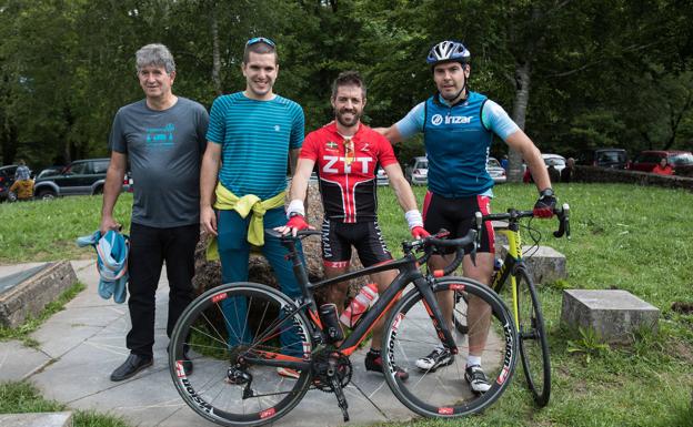 Jon Zendoia y Julen Aizpurua, del club de triatlón de Zumaia, han recorrido los 75 kilómetros que dista el municipio costero del alto de Urkiola en bicicleta para disfrutar de la jornada del sábado y ver el ambiente que se disfrutaba en el Parque Natural vizcaíno coincidiendo con la festividad de San Antonio.