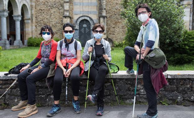 Mariam, Rosa María, Pilar y Belén han aprovechado el buen tiempo para subir andando desde Durango. El trayecto, campo a través ha estado muy concurrido. Acostumbrados a la multitudinaria y colorida romería que cada año reúne a medio centenar de puestos y una significativa feria de ganado, la suspensión por el Covid-19 ha descafeinado la fiesta, han asegurado. 