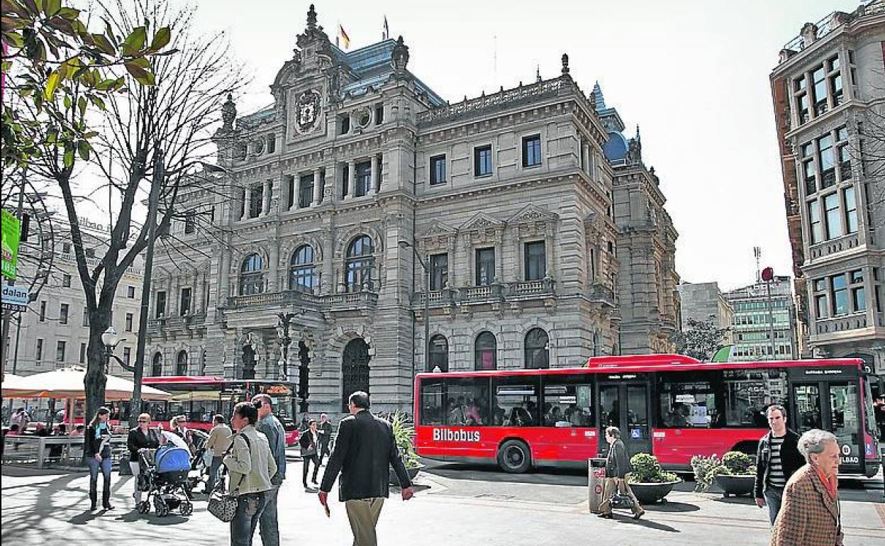 El Palacio de la Diputación en la Gran Vía de Bilbao. 