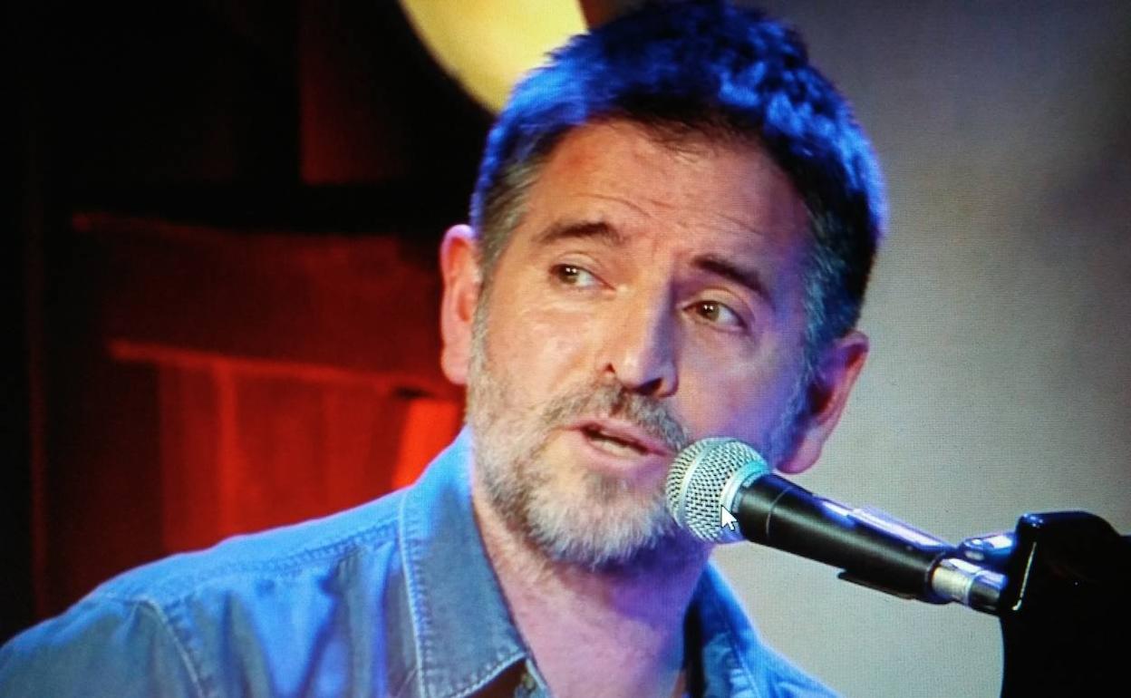 Presentando al piano 'Sasoi hareetan'.